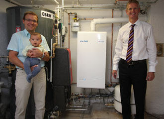  BAXI INNOTECH, the Homburg Municiple Works and family Bossler are backing fuel cells for heat and power generation  in the home: Wolfgang Ast, Managing Director of the Homburg Municipal Works, Friedrich and Julia Bossler and Guido Gummert, Managing Director of BAXI INNOTECH ( from left to righ)