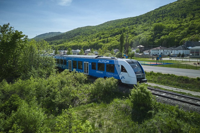 Saudi Railway Company ve spolupráci s Alstomem představuje první osobní vodíkový vlak v Saúdské Arábii